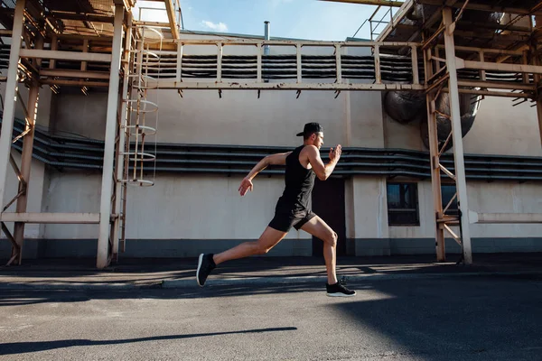 Sportlicher Mann Der Hintergrund Der Industriestadt Schnell Läuft Sport Leichtathletik — Stockfoto