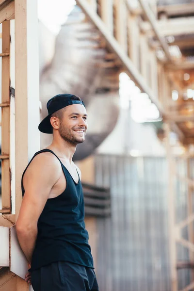 Uśmiechający Się Przystojny Mężczyzna Tle Budynku Przemysłowego Odpoczynku Treningu — Zdjęcie stockowe