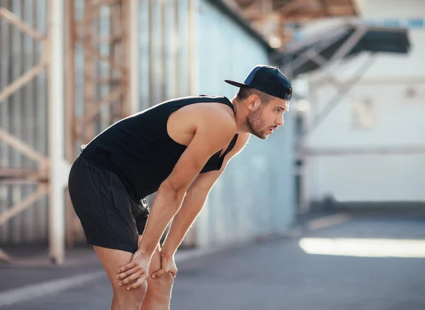 Müder Mann Rastet Nach Lauf Auf Industriestraße Aus — Stockfoto