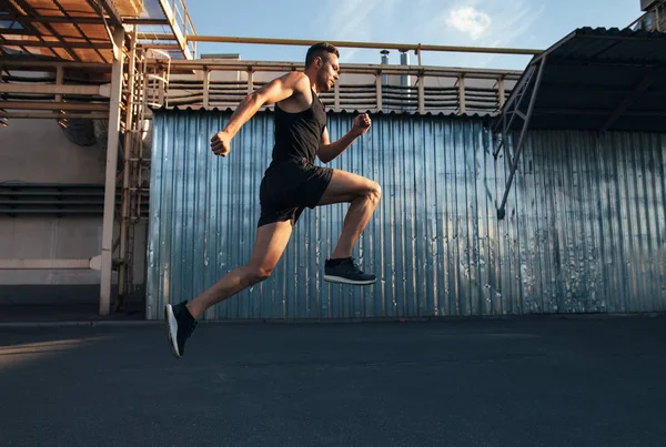 Przystojny Młody Mężczyzna Przywołanej Budynku Tło Runner Jogger Aktywności Fizycznej — Zdjęcie stockowe