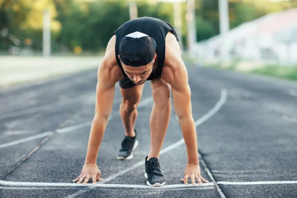 Uomo Corridore Partenza Sprinter Sulla Linea Partenza Della Pista Nello — Foto Stock