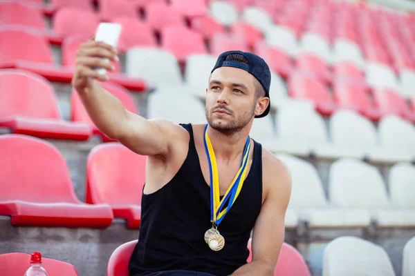 Trotse Winnaar Met Medailles Selfie Maken Kampioen Duurt Moment Van — Stockfoto