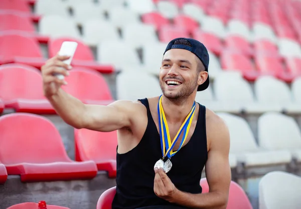 Ganador Con Medallas Haciendo Selfie Campeón Toma Momento Triunfo Concepto —  Fotos de Stock