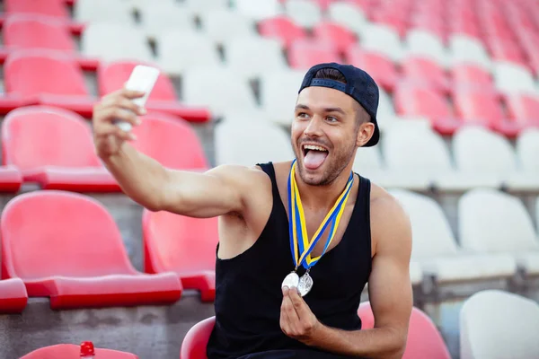 Vencedor Com Medalhas Fazendo Selfie Mostrando Língua Campeão Leva Momento — Fotografia de Stock