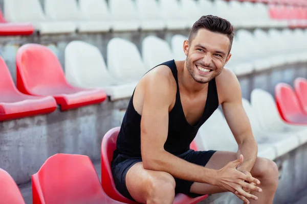Lächelnder Mann Sitzt Auf Stadionstühlen Und Entspannt Sich Nach Dem — Stockfoto