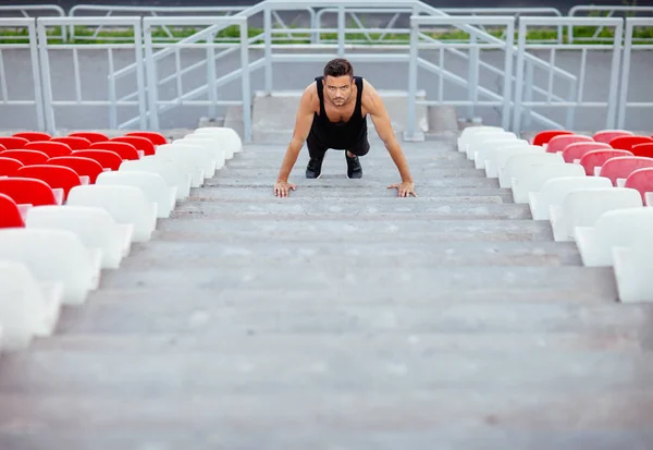 Серьёзный Человек Отжимается Лестнице Стадиона Вид Сверху Фитнес Спорт Мышечные — стоковое фото