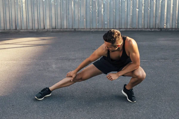 Спортивный Человек Делает Разогрев Растягивает Ноги Открытом Воздухе Фитнес Тренировки — стоковое фото