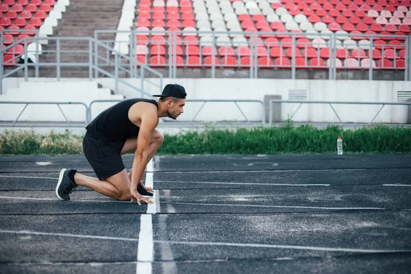 Sportler Laufstart Pose Auf Der Laufbahn Stadion — Stockfoto