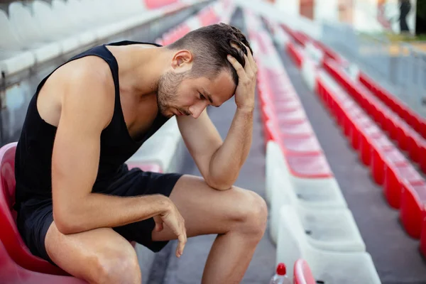 Depressiver Athlet Sitzt Kopf Kopf Auf Stadionsitzen Stress Und Trauriges — Stockfoto