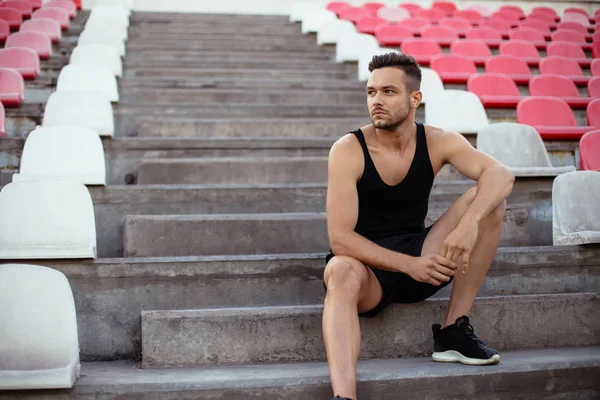 英俊的男人在锻炼后在体育场楼梯上放松 休息和运动的概念 — 图库照片