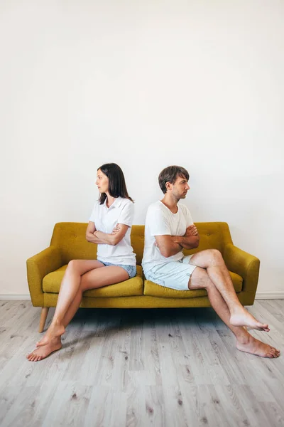 争吵后 不快乐的夫妇背靠背坐在沙发上 关系中的问题 — 图库照片