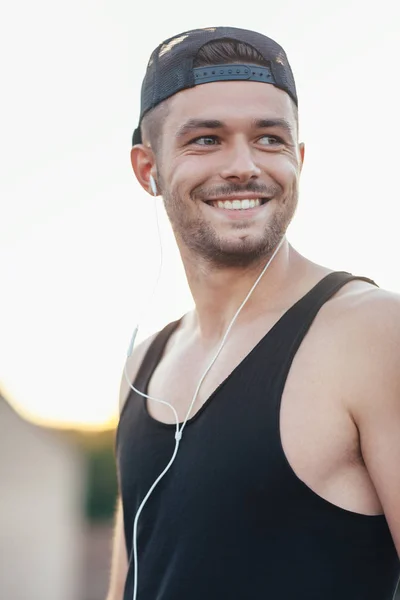 Pohledný Usmívající Muž Sluchátkách Poslouchat Hudbu Venku — Stock fotografie