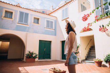 Genç güzel kadın rahat İtalya Sardinya Adası avlusunda tadını çıkarın. Europe seyahat etmek tatil