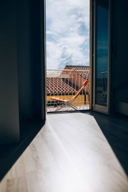 İtalya şehir çatı manzaralı açık pencere. Işık ve gölge odasında. Seyahat ve kavram rahatla