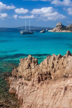 İtalya Sardinya Adası yat suyla masmavi berrak denizi şaşırtıcı. Doğa arka plan