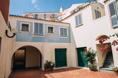 Pitoresk İtalya Sardinya Adası avluda. Avrupa seyahat. İtalyan mimarisi