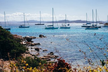 Lüks Yatlar, muhteşem sahil, Akdeniz'de Sardunya Adası, İtalya. Yaz seyahat kavramı