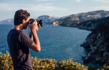 Erkek fotoğrafçı alarak fotoğraf güzel İtalya kıyı şeridi ve Dağları