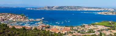Palau cityscape Panorama görünümünü İtalya Sardinya adasında Akdeniz'in sahil şeridi üzerinde 