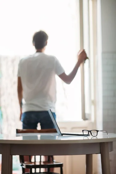 Werkplek Met Laptop Glazen Man Silhouet Buurt Van Venster Backround — Stockfoto