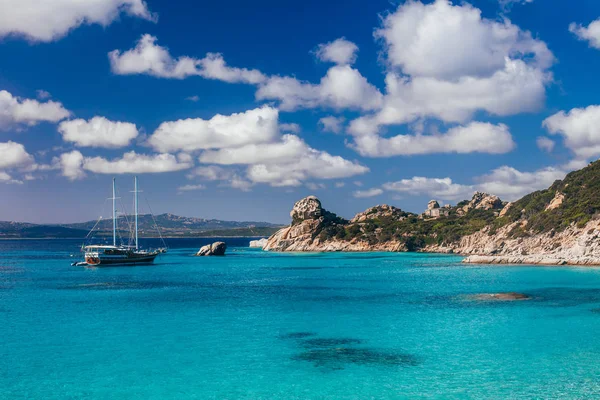 Incrível Azul Água Mar Clara Com Iate Ilha Sardenha Itália — Fotografia de Stock