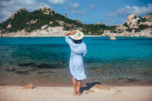 Powrót Widok Młodej Kobiety Kapeluszu Zrelaksować Się Niesamowite Sardinia Beach — Zdjęcie stockowe