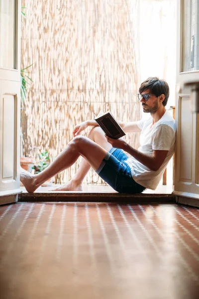 Молодой Человек Читает Книгу Сидя Дома Балконе Отдых Концепция Выходных — стоковое фото