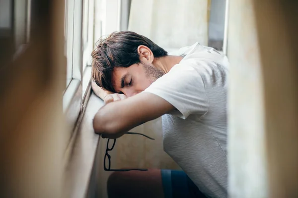 Jovem Cansado Dorme Perto Janela Depressão Relaxe Conceito — Fotografia de Stock