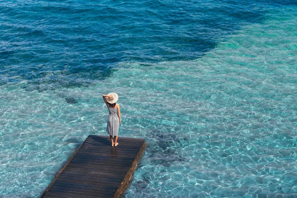 Hermosa Mujer Relajándose Muelle Isla Cerdeña Italia Concepto Vacaciones Verano — Foto de Stock