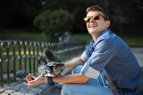 Счастливый Человек Держит Кормит Голубей Парке Открытом Воздухе — стоковое фото