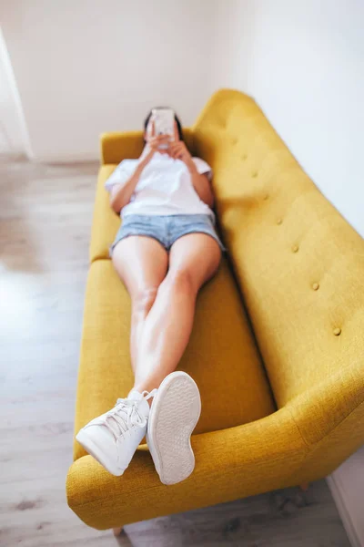 Widok Góry Pomocą Smartfona Podczas Leżenia Łóżku Młodej Kobiety Zrelaksować — Zdjęcie stockowe