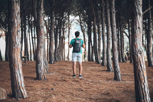 Touristischer Junger Mann Geht Mit Rucksack Durch Den Wald Reisekonzept — Stockfoto