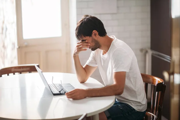 Genç Adam Üstünde Laptop Evde Çalışma Stres Yorgun — Stok fotoğraf