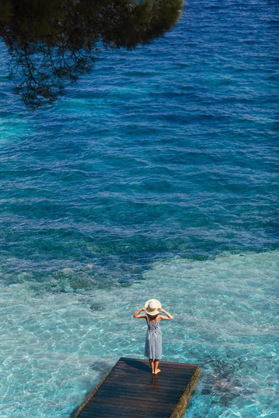 Hermosa Mujer Relajándose Muelle Isla Cerdeña Italia Concepto Vacaciones Verano —  Fotos de Stock