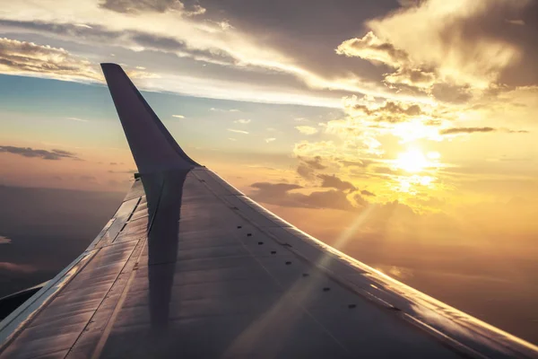 Vista Asa Avião Janela Aeronave Hora Pôr Sol Conceito Viagem — Fotografia de Stock