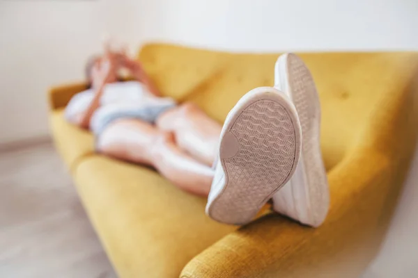 Jovem Relaxante Dormindo Sofá Casa Concentra Conceito Repouso — Fotografia de Stock