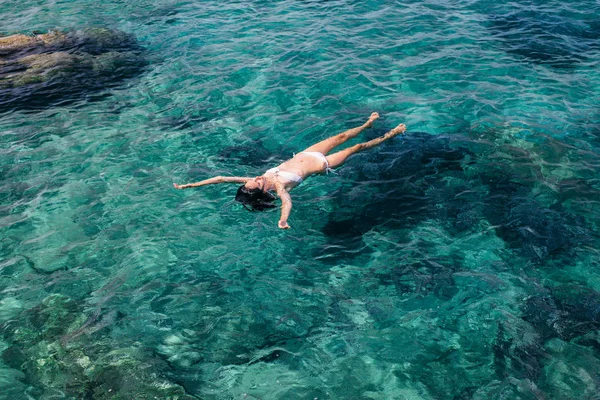 Widok Góry Pływanie Kobiety Przejrzyste Turkusowe Morze Tropikalny Wakacje Wakacje — Zdjęcie stockowe