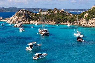 Yat ve tekne inanılmaz masmavi deniz su İtalya Sardinya Adası. Yaz tatil kavramı