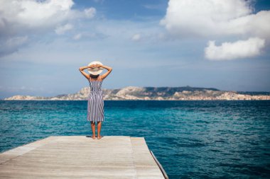 Mutlu kadın İtalya Sardinya Adası iskelede rahatlatıcı. Yaz tatil kavramı