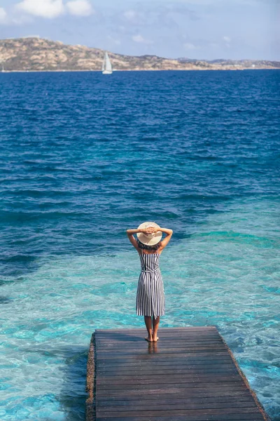 Hermosa Mujer Feliz Relajarse Muelle Isla Cerdeña Italia Concepto Vacaciones —  Fotos de Stock