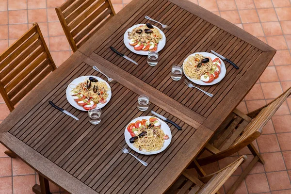 Sabrosa Cena Pasta Espagueti Italiano Con Ensalada Caprese Vista Mesa — Foto de Stock