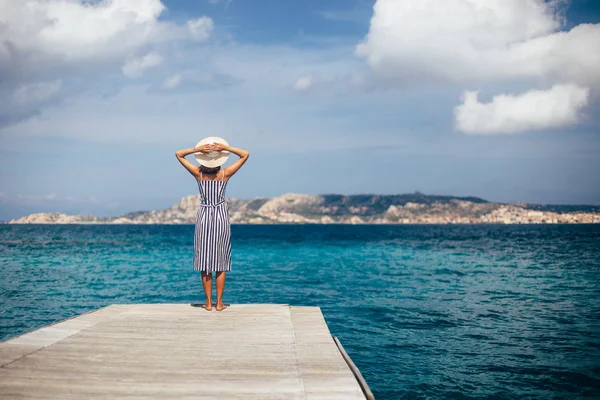 幸せな女は イタリアのサルデーニャ島の桟橋でリラックス 夏の休暇の概念 — ストック写真