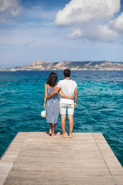 恋爱中的年轻夫妇在意大利的码头上欣赏美丽的海景 浪漫的概念 — 图库照片