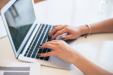 Tipik bir dizüstü bilgisayar klavye üzerinde eller. Ofis Masası çalışan kadın