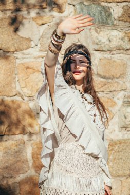 Bir el ile Güneş'ten yaz gününde gizleme güzel boho kız moda portre