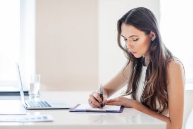 Office belgeleri ile çalışan çekici kadın