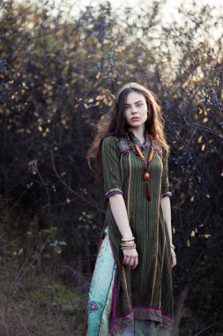 Açık havada günbatımı güzel hippi kadına