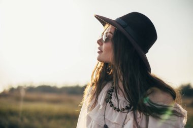 Yan görünüm niteliğine kopya alanı ile şapkalı genç güzel kadın portresi. Boho, hippi moda