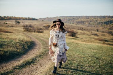 Doğa üzerinde yürüyen güzel genç boho kadın. Özgürlük yaşam tarzı