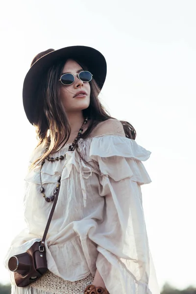 Jeune Belle Femme Chapeau Lunettes Soleil Portrait Sur Nature Boho — Photo